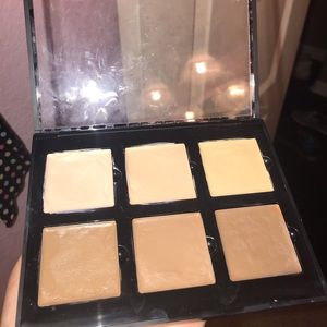 Anastasia Beverly Hills light cream contour